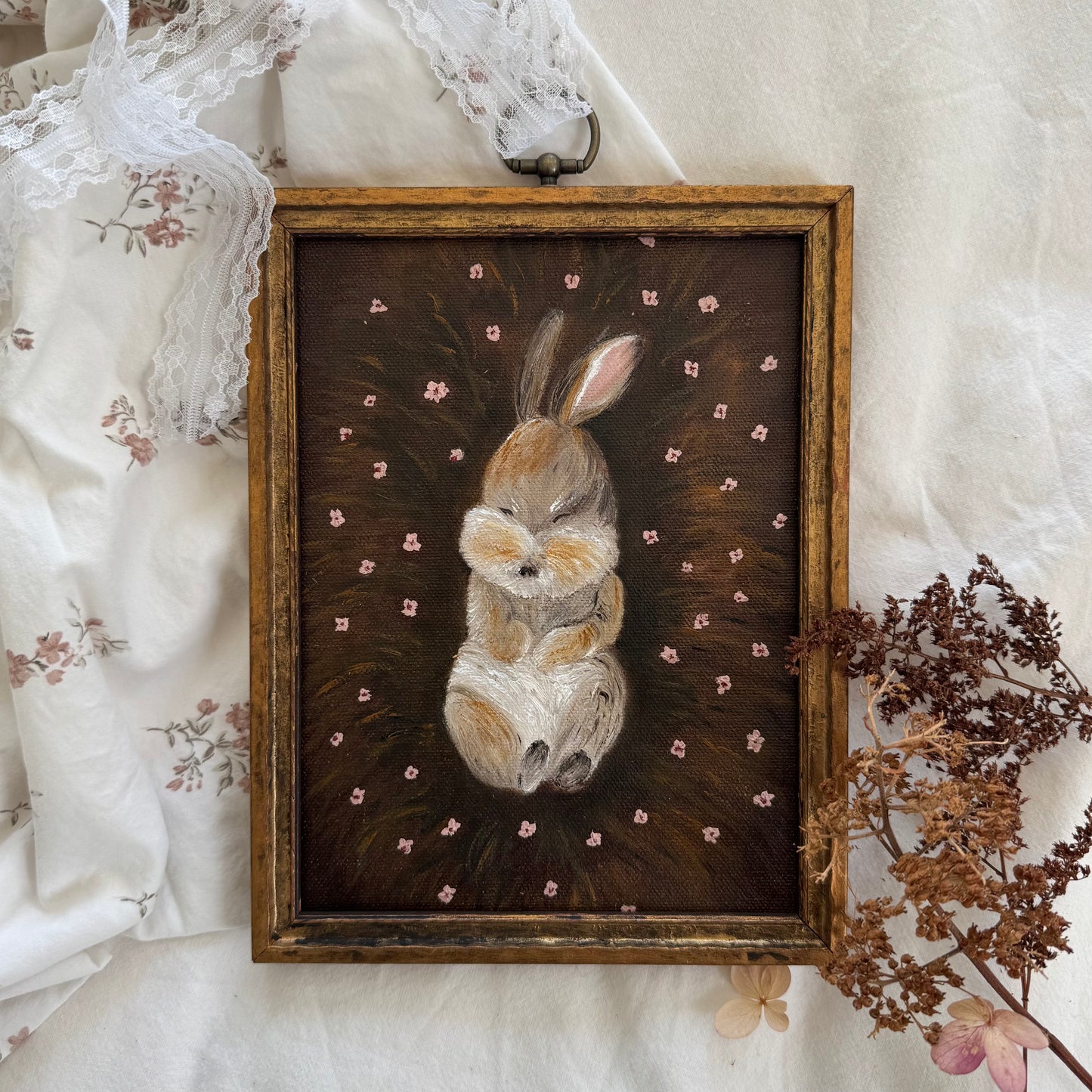M. Bunny dans le panier fleuri (8.75 x 6.75 po)